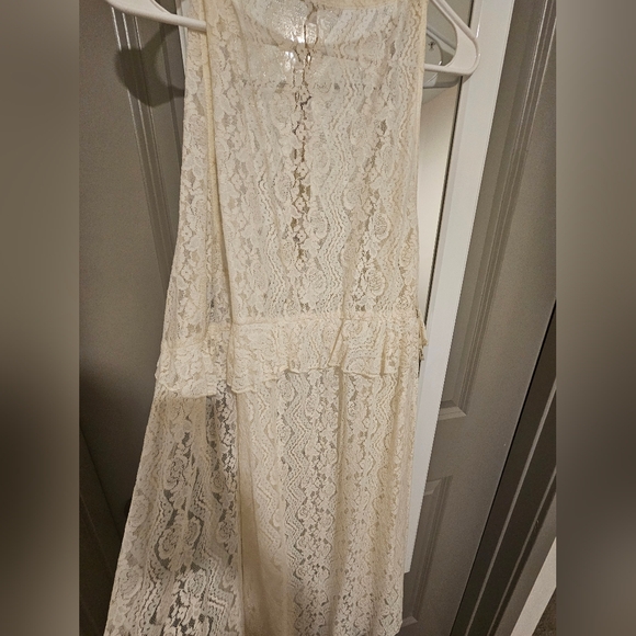 Elegant Lace Cover-Up - Picture 4 of 4